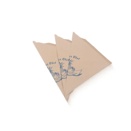 Braune Papierspitztüte 750g mit blauem Obst-Motiv-Aufdruck, ideal für Gemüse und Obst auf dem Wochenmarkt.